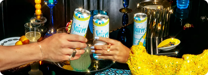 Beautiful table with tropical decor, showing glasses and Soirée's cans in an elgant and fabulous way.