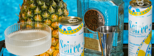 Beautiful table with tropical decor, showing glasses and Soirée's cans in an elgant and fabulous way.