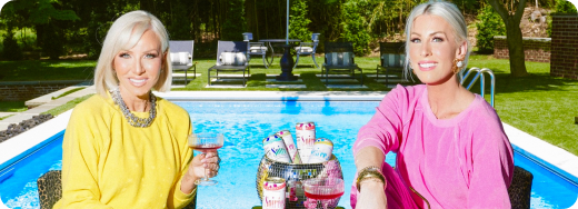 Beautiful table with tropical decor, showing glasses and Soirée's cans in an elgant and fabulous way.